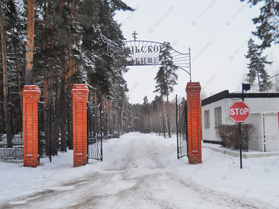 Главный вход на Никольское кладбище